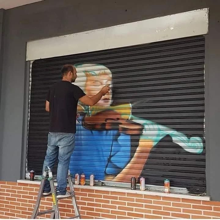 Javier Bullido pintando un mural profesional
